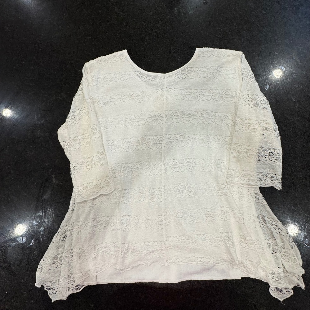 Shannon Ford New York 2xl white lace lined flower on front